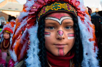 Binche festa de carnaval a Bèlgica Brussel·les. Vestit indi. Música, ball, festa i vestits en Binche Carnaval. Esdeveniment cultural antiga i representativa de Valònia, Bèlgica. El carnaval de Binche és un esdeveniment que té lloc cada any a la ciutat belga de Binche durant el diumenge, dilluns i dimarts previs al Dimecres de Cendra. El carnaval és el més conegut dels diversos que té lloc a Bèlgica, a la vegada i s'ha proclamat, com a Obra Mestra del Patrimoni Oral i Immaterial de la Humanitat declarat per la UNESCO. La seva història es remunta a aproximadament el segle 14.